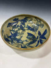 Load image into Gallery viewer, Serving bowl in rim
